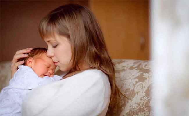 لا تستطيعين إرضاع طفلك بعد ولادته؟ إليك الأسباب والحلول!