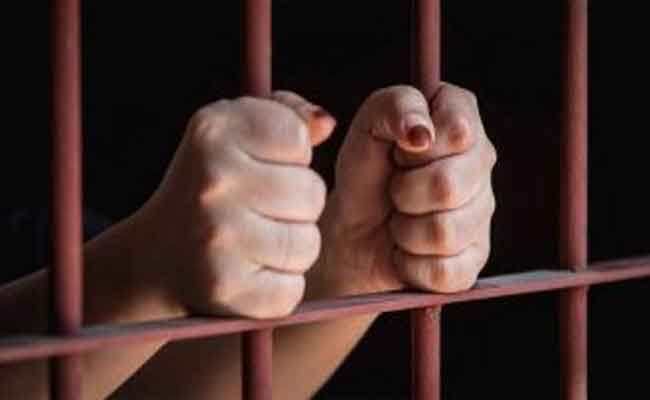 متابعة شابتين بتهمة دفع والدتهما الثمانينية وكسر رجلها بالعاصمة