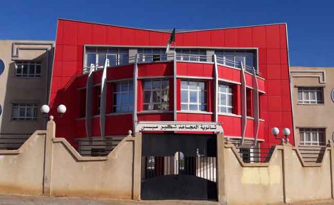 وقفة احتجاجية لمديري الثانويات ببومرداس على إثر توقيف زميلتهم