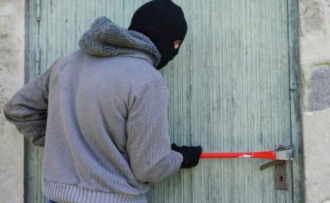 الإطاحة بعصابة إجرامية تحترف السرقة والسطو على المنازل بالشلف