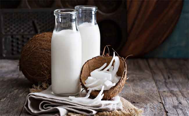 حليب جوز الهند غني بالفيتامين سي ويقدّم فوائد صحية وجمالية كثيرة!