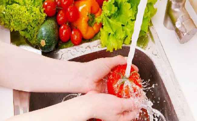 هل يكفي الماء فقط لتنظيف الخضار من البكتيريا؟
