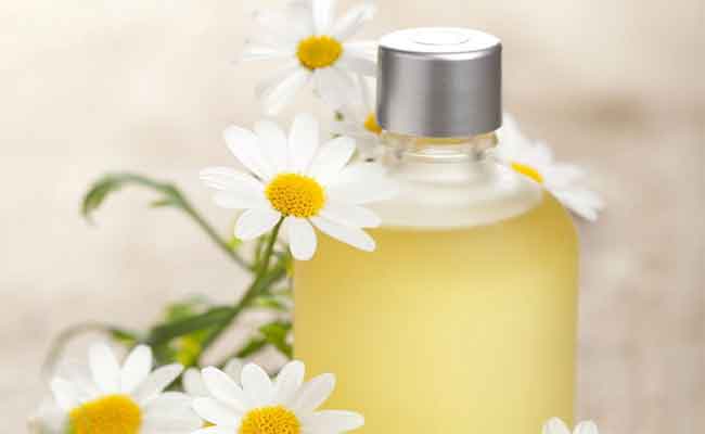 هل فكّرتِ يوماً باستخدام زيت البابونج لبشرة أكثر نضارة؟