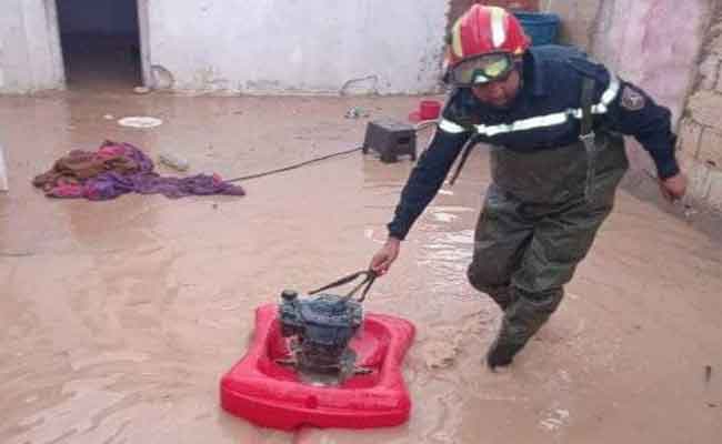 التدخل لإنقاذ عائلات علقت داخل السيارات وامتصاص المياة من المنازل و المدارس بتبسة