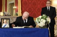 توقيع بن عبد الرحمان باسم رئيس الجمهورية على سجل التعازي في وفاة الملكة إليزابيث الثانية بلانكاستر هاوس بلندن