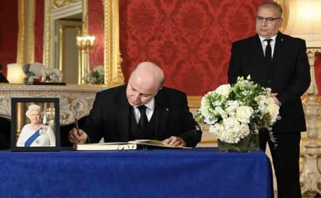 توقيع بن عبد الرحمان باسم رئيس الجمهورية على سجل التعازي في وفاة الملكة إليزابيث الثانية بلانكاستر هاوس بلندن