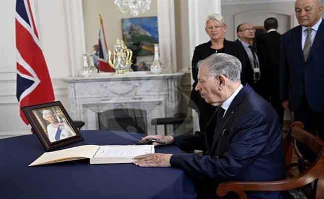 توقيع رئيس مجلس الأمة على سجل التعازي إثر وفاة الملكة اليزابيث الثانية بمقر سفارة بريطانيا بالجزائر