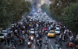 إيرانيون يحرقون مركزي شرطة مع اتساع الاضطرابات في مناطق الأكراد