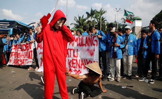 احتجاجات عارمة في إندونيسيا رفضا لرفع أسعار الوقود