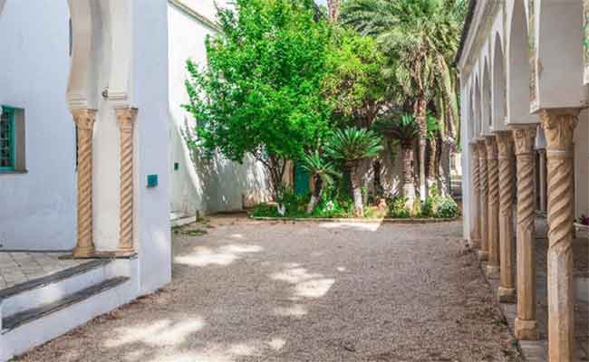 معرض فني بدارعبد اللطيف يحتفي بابداعات مصمم الحدائق كمال الوافي…