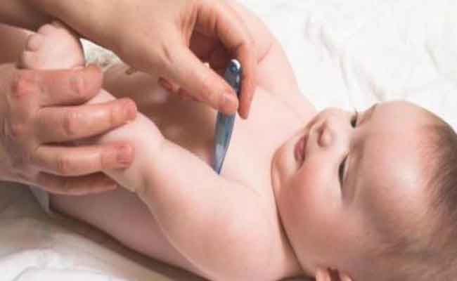 كم تبلغ درجة حرارة الطفل حديث الولادة؟