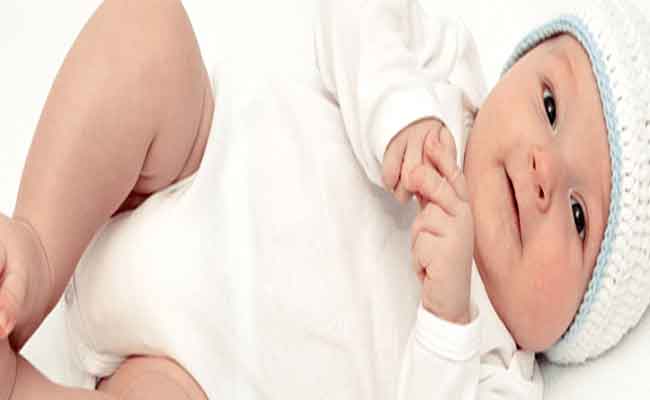 ماذا تعلمين عن مراحل نموّ طفلك في شهره الثاني؟