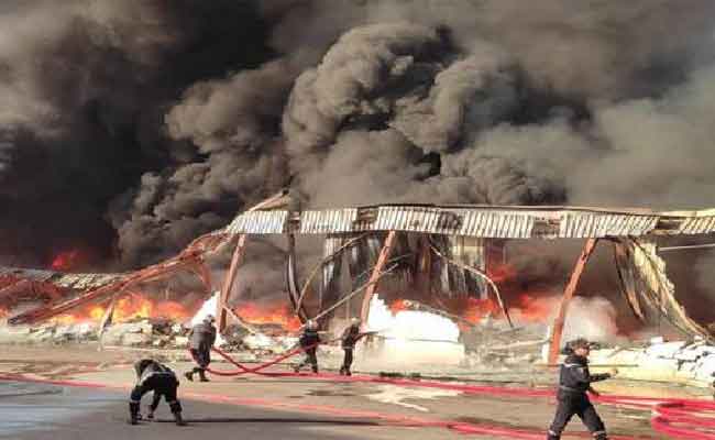نشوب حريق بمستودع لتخزين الحفاظات بعنابة