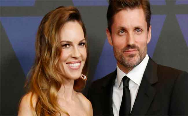 “انها معجزة كاملة”…هيلاري سوانك حامل بتوأم في عمر ال48