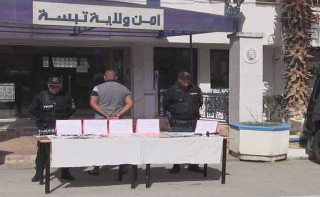 الإطاحة بشخص متورط في التزوير وحجز أموال ووثائق مزورة بتبسة