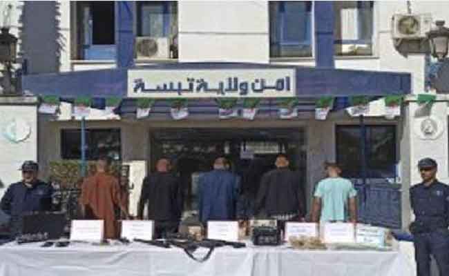 الإطاحة بعصابة إجرامية دولية لتهريب الأسلحة وتداول عملات أجنبية مزورة  بتبسة