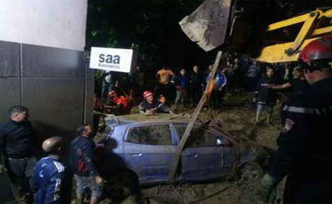 الحماية المدنية تتدخل لإنقاذ شخص وإخراج سيارات جرفتها سيول الأمطار بقسنطينة