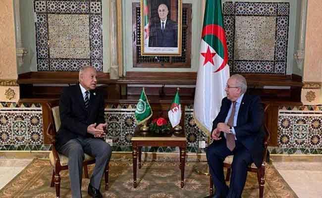 لعمامرة يجري محادثات مع الأمين العام لجامعة الدول العربية