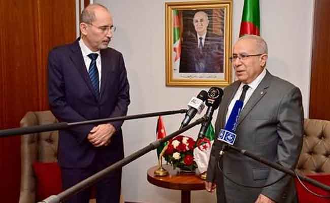 لعمامرة يجري محادثات مع نظيره الأردني للدفع بالعلاقات الثنائية بين البلدين