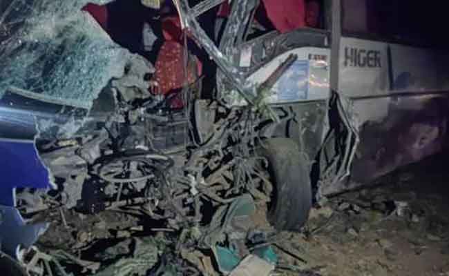مصرع شخص وإصابة 5 آخرين في حادث اصطدام بين حافلة وشاحنة بسعيدة