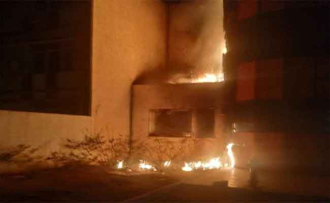 النيران تلتهم واجهة ثانوية أحمد بوشروقي بالشلف