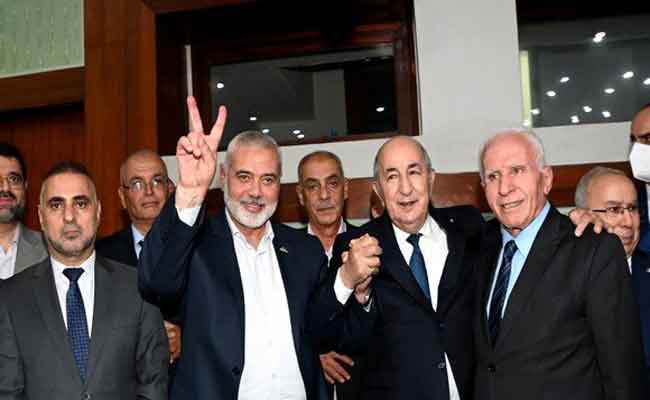 رئيس الجمهورية تبون يقوم بزيارة مجاملة للمشاركين في مؤتمر الفصائل الفلسطينية بالجزائر