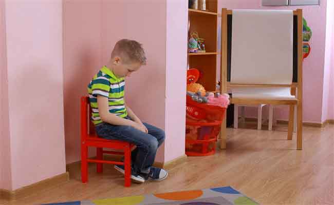 ما هي أنواع العقاب التربوي لتأديب الطفل من دون إيذائه؟