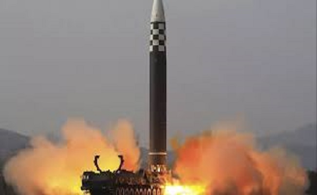 كوريا الشمالية تطلق صاروخين باليستيين...