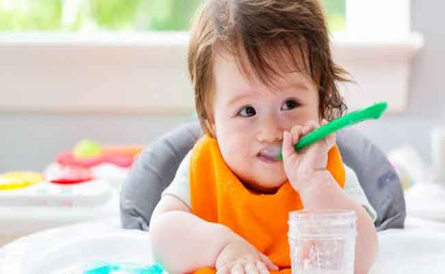 الفواكه مهمّة لطفلك بعمر الستة أشهر…إليك طريقة تقديمها له!