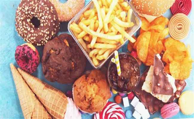 أي اطعمة يمكن ان تزيد من الالتهابات في الجسم؟