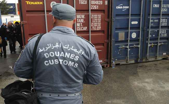 حجز محركات قديمة ودراجات نارية و31 طن من الألبسة المستعملة بميناء الجزائر