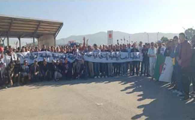 تنظيم أعوان الأمن وقفة احتجاجية أمام القاعدة الصناعية بسكيكدة