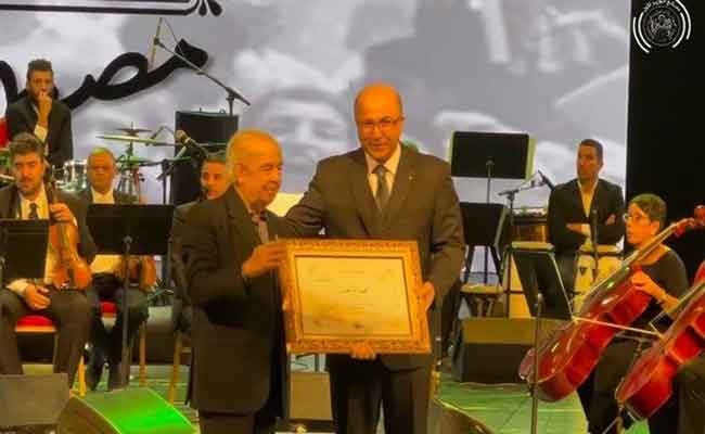 إشراف بن عبد الرحمان وبوغالي على تكريم أعضاء من الفرقة الفنية لجبهة التحرير الوطني