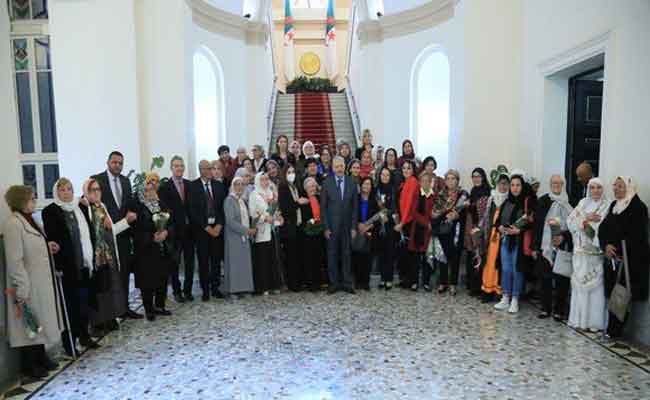 استقبال قوجيل لمجاهدات شاركن في الملتقى الوطني حول شهيدات الثورة التحريرية