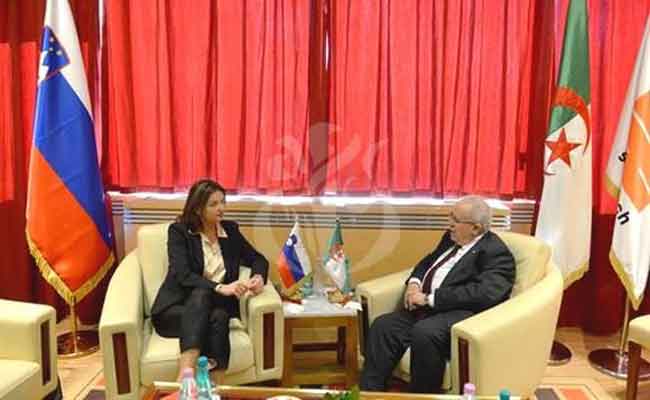 لعمامرة يجري محادثات مع نظيرته السلوفينية