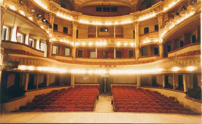 العرض الشرفي الأول لمسرحية” التائهون” على مسرح عز الدين مجوبي بعنابة…