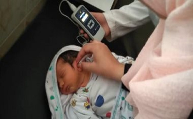 باحثون يحولون الهاتف الذكي وسماعة الأذن لأداة اختبار سمعي لحديثي الولادة...