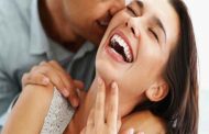 كيف يؤثر الضحك على العلاقة الزوجية؟