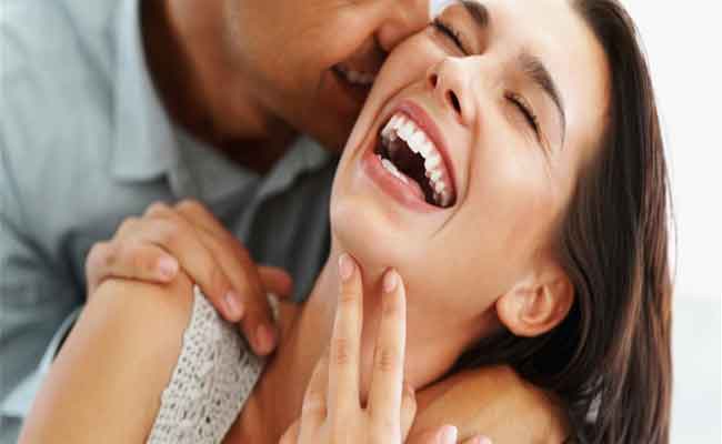 كيف يؤثر الضحك على العلاقة الزوجية؟
