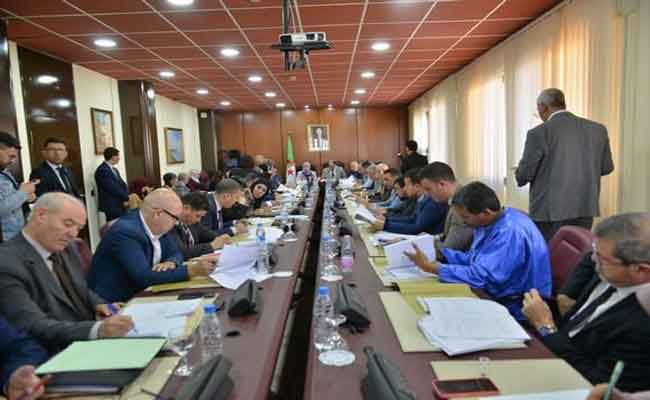 عزوار تقدم عرضا حول مشروع القانون المحدد لتنظيم غرفتي البرلمان بالمجلس الشعبي الوطني