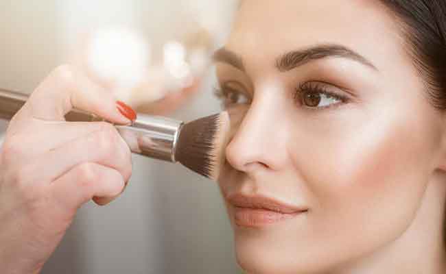 هل تجدين صعوبة في وضع البلاشر الكريمي؟ إليك الحلّ!