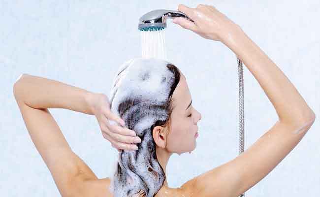 هل غسل الشعر كثيراً مضرّ؟ سؤال نحسم الاجابة عنه