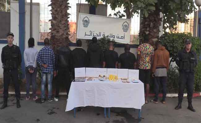 الإطاحة بـ9 أجانب يحترفون ترويج المخدرات بالعاصمة