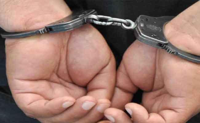 الإطاحة بمجرم يحترف النصب والاحتيال على أصحاب المحلات بتقرت