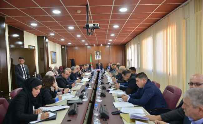 اجتماع لدراسة مشروع قانون تحديد تنظيم المجلس الشعبي الوطني ومجلس الأمة وعملهما