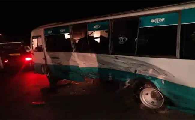 اصطدام بين سيارة وحافلة يخلف 14 جريحا بسطيف