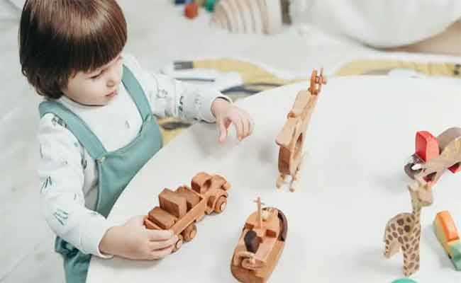 تحدّث الطفل مع العابه طبيعي وهذه فوائده…ولكن متى يجب أن تقلقي؟