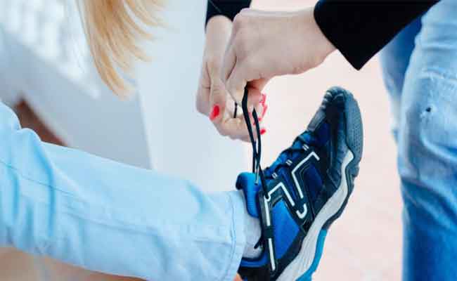 ما هو العمر الأنسب لتعليم الطفل ربط حذائه؟