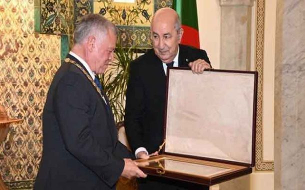 تقليد الرئيس تبون لملك الأردن بوسام أثير من مصف الاستحقاق الوطني