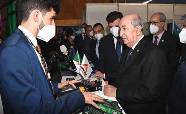 توقيع رئيس الجمهورية على قانون المقاول الذاتي و قانون متمم للقانون الأساسي للوظيفة العمومية